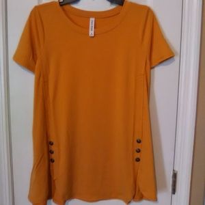 Button Dolphin Hem Short Sleeve Top